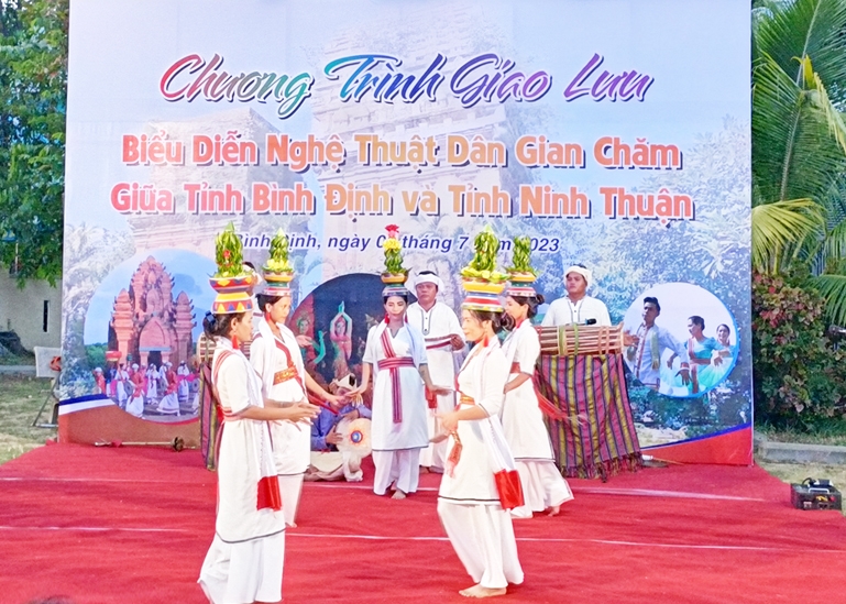 Tiết mục biểu diễn nghệ thuật của Đoàn nghệ thuật văn hóa dân gian Chăm tỉnh Ninh Thuận