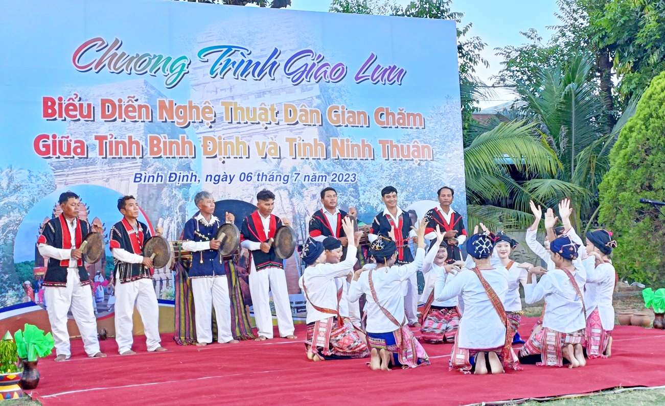 Tiết mục biểu diễn nghệ thuật của Đoàn Nghệ thuật văn hóa dân gian Chăm Hroi huyện Vân Canh, tỉnh Bình Định