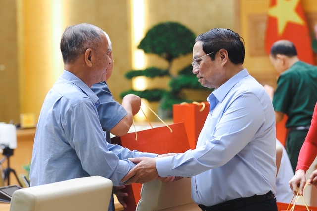 Thủ tướng ân cần hỏi thăm và tặng quà người có công tiêu biểu tỉnh Nam Định - Ảnh: VGP/Nhật Bắc