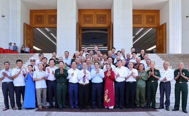 Thủ tướng chụp ảnh lưu niệm cùng Đoàn đại biểu người có công tiêu biểu tỉnh Nam Định - Ảnh: VGP/Nhật Bắc