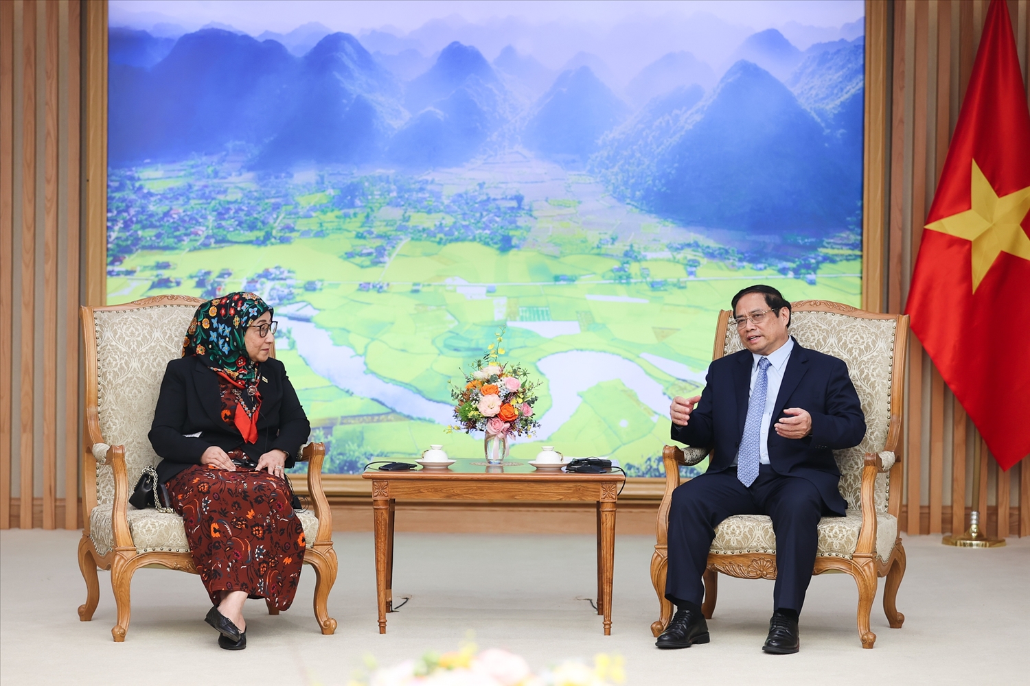 Thủ tướng Phạm Minh Chính và Đại sứ Datin Paduka Malai Hajah Halimah Malai Haji Yussof trao đổi về các vấn đề khu vực cùng quan tâm - Ảnh: VGP/Nhật Bắc