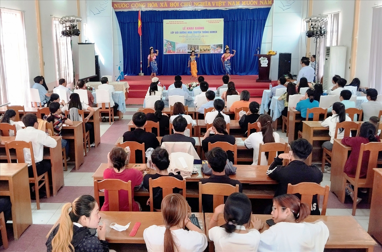 Quang cảnh buổi khai giảng lớp bồi dưỡng múa Khmer