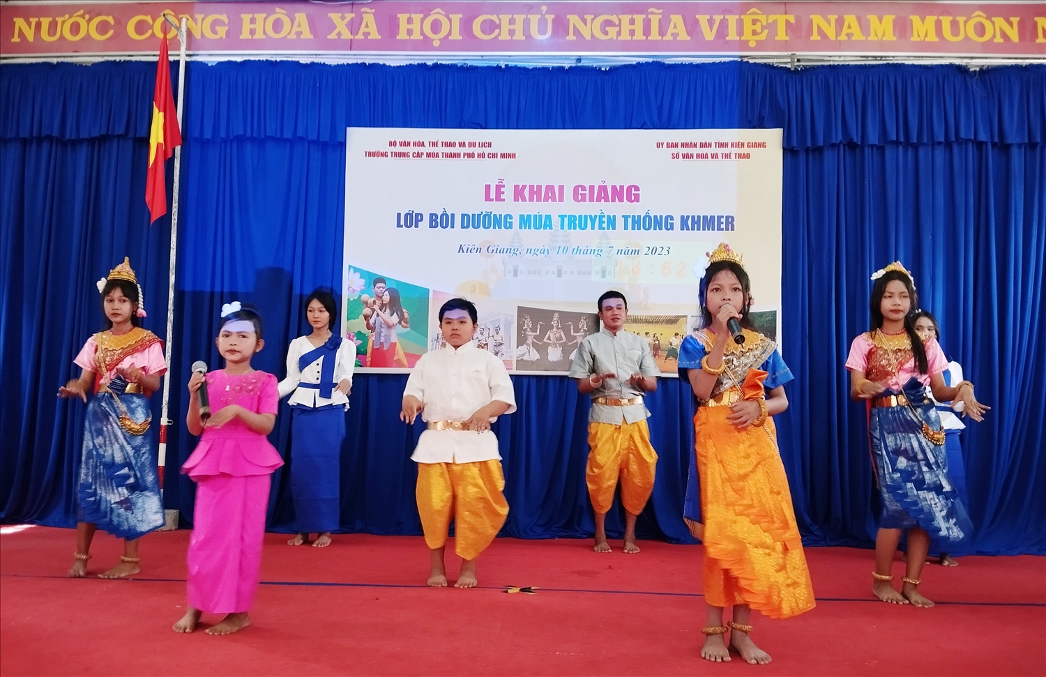Tiết mục hát múa Khmer tham gia chào mừng trong lễ khai giảng