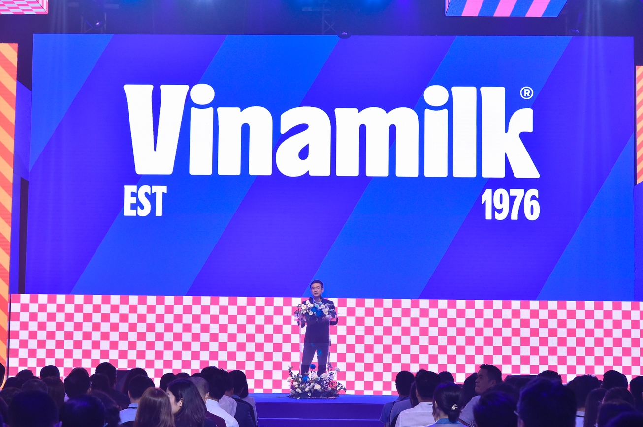 Logo mới của Vinamilk kế thừa những giá trị cốt lõi nhưng vẫn hiện đại, sắc sảo và ẩn chứa nhiều thông điệp thú vị, như biểu tượng mặt cười ở dấu chấm chữ “i” hay giọt sữa trong bụng chữ “a”. Đội ngũ đứng sau thiết kế này gồm những tài năng đẳng cấp thế giới trên toàn cầu và cả Việt Nam.