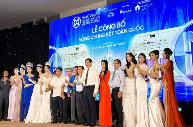 Lãnh đạo tỉnh Bình Định chụp ảnh lưu niệm cùng Ban Tổ chức giải và các Hoa hậu