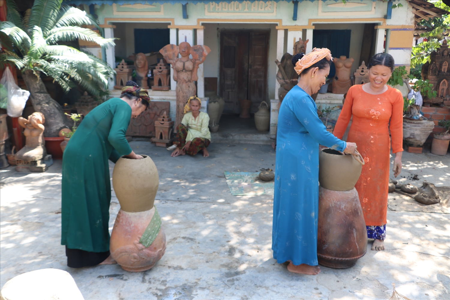 Nghệ nhân làng Bàu Trúc, thị trấn Phước Dân, huyện Ninh Phước, tỉnh Ninh Thuận đang làm gốm.