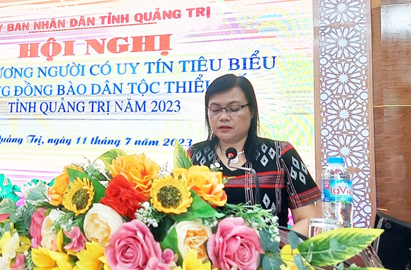 Bà Hồ Thị Lệ Hà - Trưởng Ban Dân tộc tỉnh Quảng Trị phát biểu, Biểu dương Người có uy tín tiêu biểu tại Hội nghị 