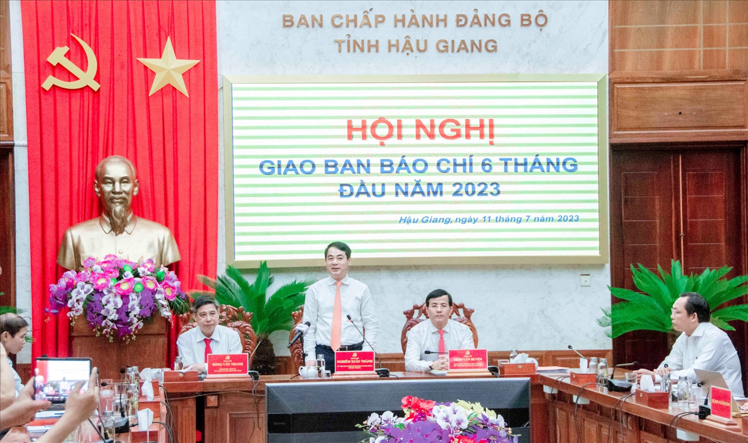 Ông Nghiêm Xuân Thành - Ủy viên Ban Chấp hành Trung ương Đảng, Bí thư Tỉnh ủy Hậu Giang phát biểu kết luận Hội nghị 