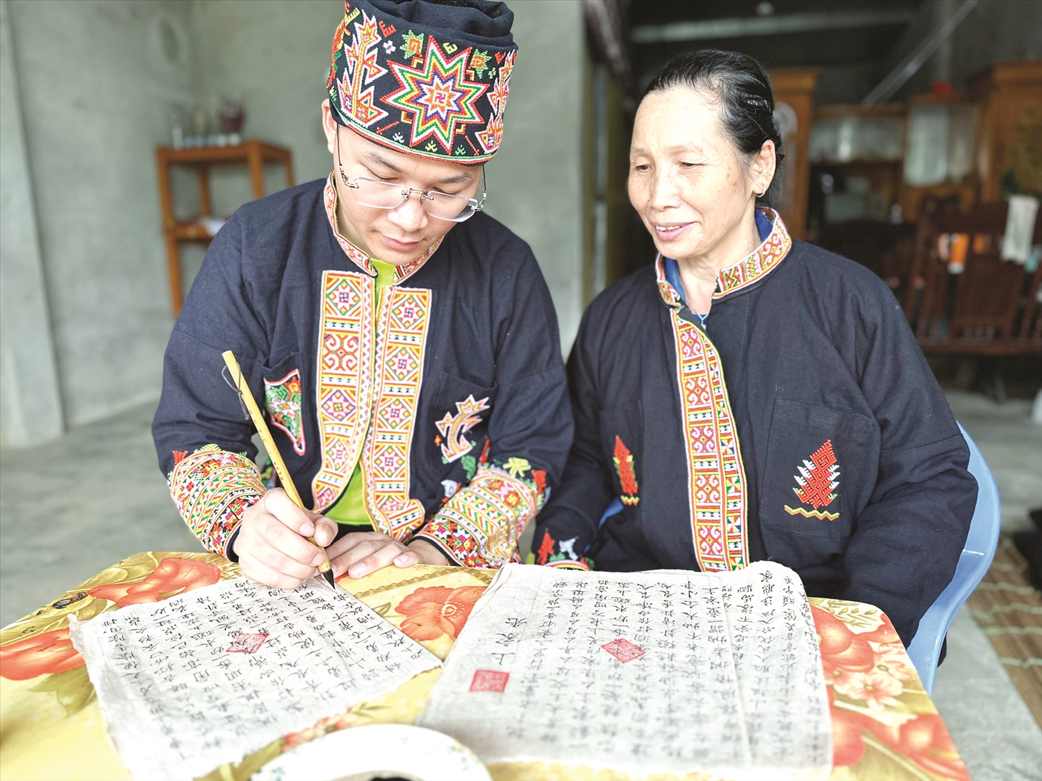 Hai mẹ con bà Phùng Thị Tâm và Lý Tài Hân tìm hiểu nguồn cội văn hóa dân tộc Dao.