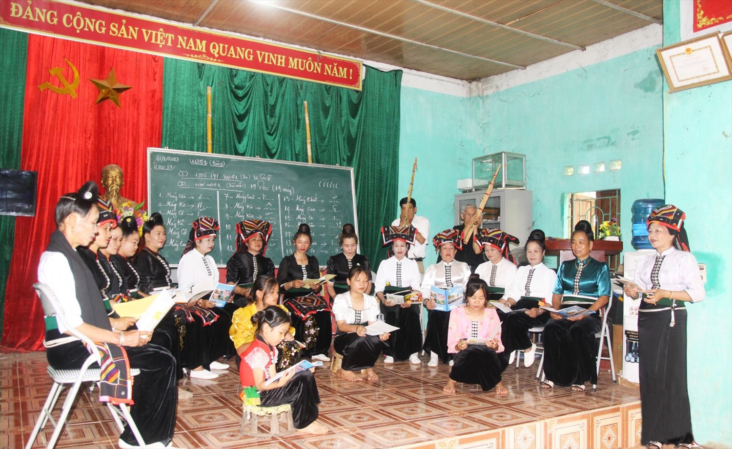 Dạy hát Thái cho nhân dân bản Luông Mé, xã Chiềng Đông