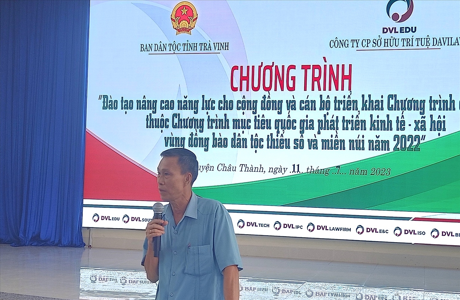 Ông Hà Thanh Sơn, Phó Trưởng Ban Dân tộc tỉnh Trà Vinh trao đổi với các đại biểu tại lớp bồi dưỡng