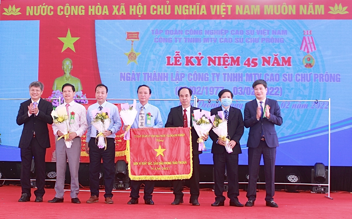 Ủy ban Quản lý vốn nhà nước tại doanh nghiệp tặng cờ thi đua năm 2021 cho Công ty TNHH một thành viên Cao su Chư Prông