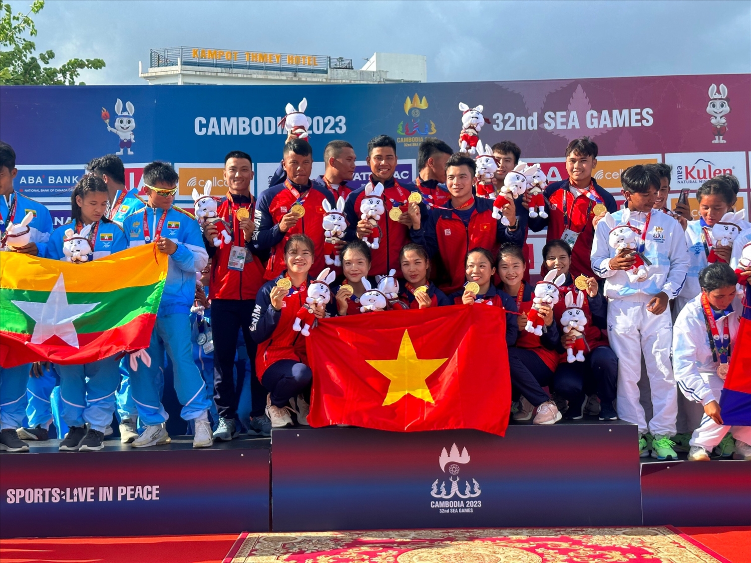 VĐV Hồ Thị Ne cùng đồng đội nhận Huy chương Vàng môn đua thuyền truyền thống tại Saegame 32 tổ chức tại Campuchia