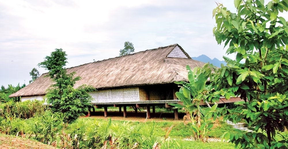 Nhà dài của dân tộc Cor được phục dựng tại Đồng Mô, Sơn Tây (Hà Nội). 
