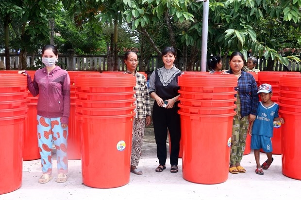 Trao thùng nước sinh hoạt cho bà con đồng bào dân tộc Khmer tại xã Thuận Hòa, huyện Châu Thành (Sóc Trăng). Ảnh: Tuấn Phi - TTXVN