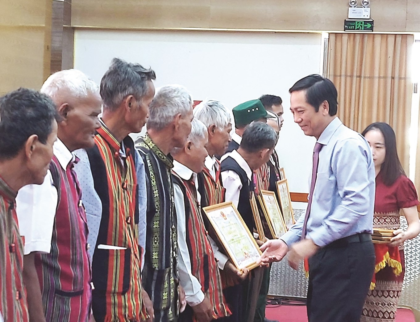 Ông Hoàng Nam, Phó Chủ tịch UBND tỉnh Quảng Trị trao Bằng khen cho Người có uy tín tiêu biểu.