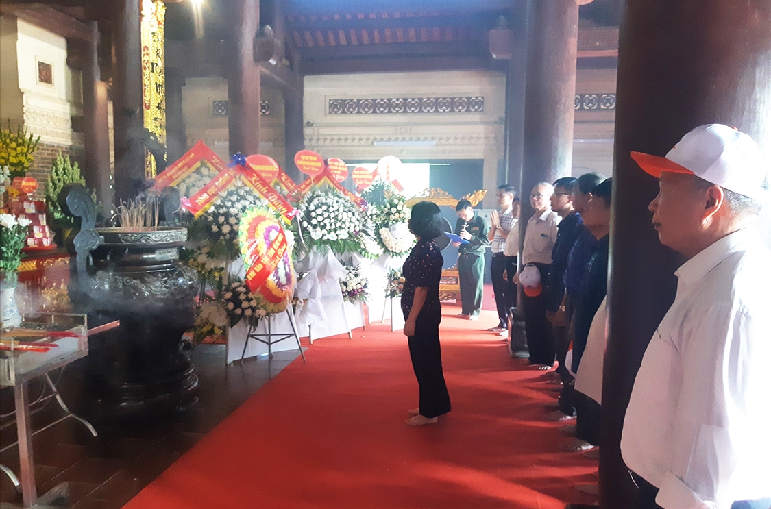 Đoàn công tác dâng hương, hoa tưởng nhớ các Anh hùng Liệt sĩ tại Khu di tích lịch sử Quốc gia Truông Bồn, huyện Đô Lương, tỉnh Nghệ An