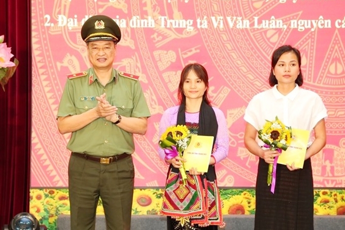 Lãnh đạo Công an tỉnh Thanh Hóa trao tặng quà cho thân nhân 2 liệt sĩ