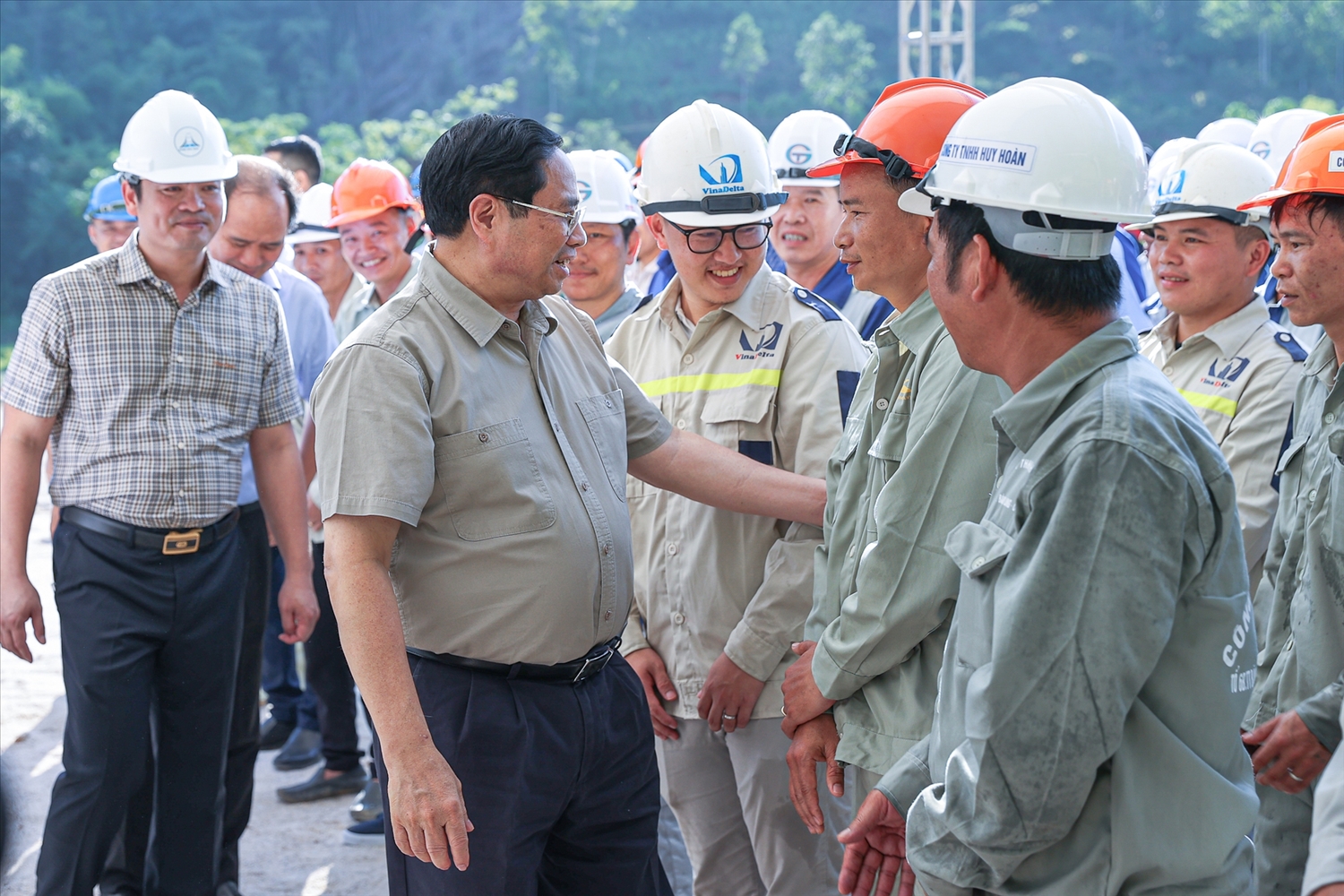 Thủ tướng Phạm Minh Chính mong muốn các cán bộ, công nhân trên công trường tuyến đường thành phố Bắc Kạn-Ba Bể nỗ lực, quyết tâm cao nhất để sớm hoàn thành công trình - Ảnh: VGP/Nhật Bắc