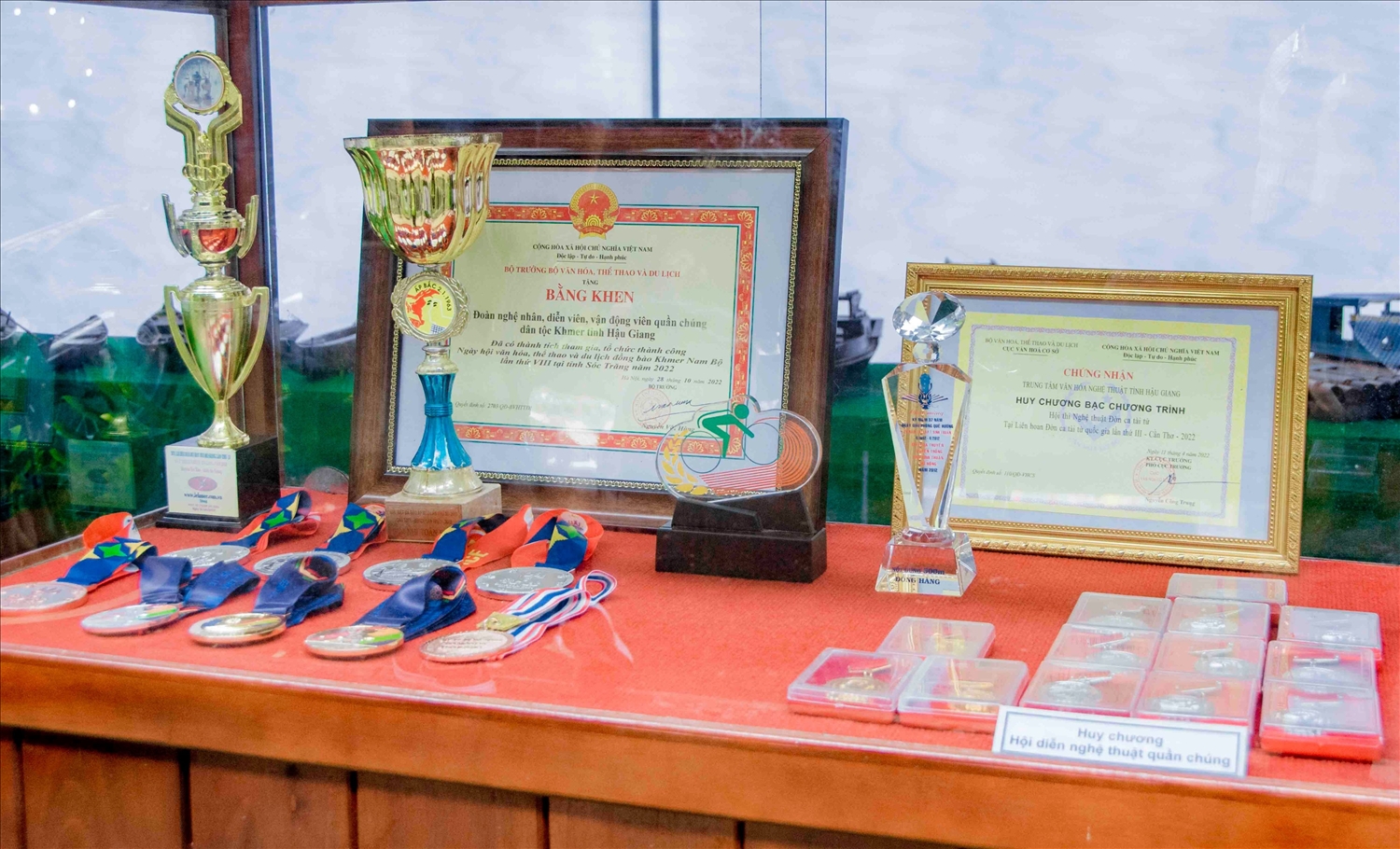 Nhiều hình ảnh, huy chương và bằng khen về thể thao của đồng bào Khmer được trưng bày tại triển lãm 