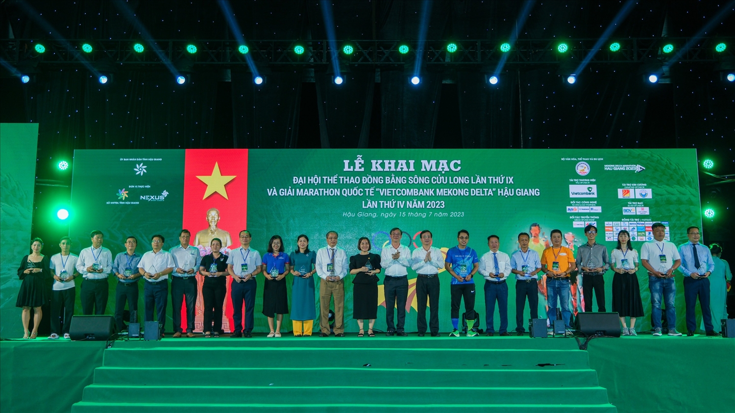 Ban Tổ chức tặng Kỷ niệm chương cho các nhà tài trợ Đại hội Thể thao Đồng bằng sông Cửu Long lần thứ IX và Giải Marathon quốc tế “Vietcombank Mekong Delta” Hậu Giang lần thứ IV năm 2023
