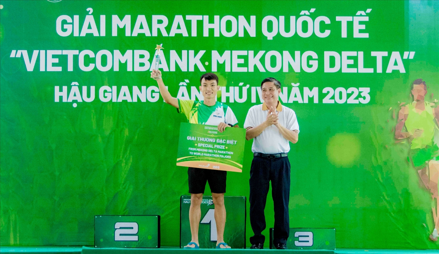 Ông Đồng Văn Thanh, Chủ tịch UBND tỉnh Hậu Giang trao giải đặc biệt cho VĐV về nhất cự ly 42km