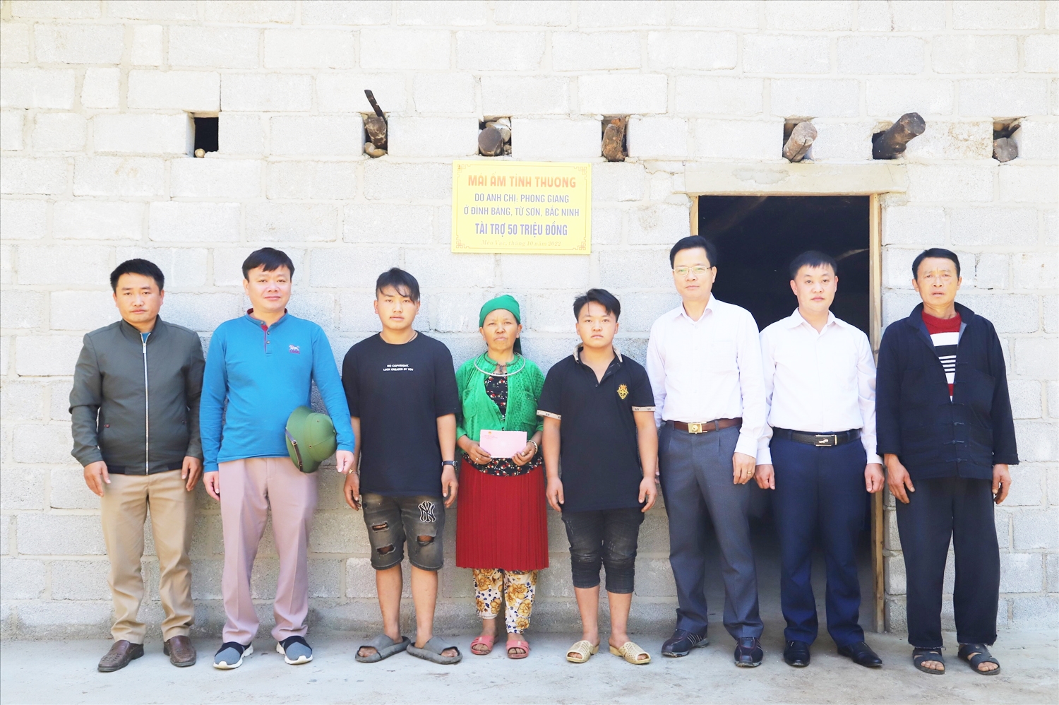 Lãnh đạo huyện Mèo Vạc trao tặng nhà cho hộ nghèo xã Niêm Tòng