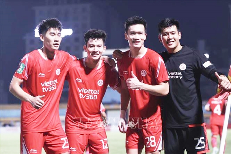 Các cầu thủ Viettel ăn mừng chiến thắng 2-0 trên sân vận động Hàng Đẫy (Hà Nội) giữa CLB Viettel gặp CLB Thép xanh Nam Định, ngày 11/7/2023. Ảnh minh họa: Minh Quyết/TTXVN