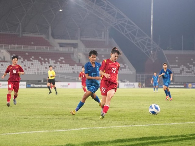 Một tình huống trong trận chung kết U19 nữ Đông Nam Á 2023 giữa Đội tuyển U19 nữ Việt Nam (áo đỏ) và Đội tuyển U19 nữ Thái Lan - Ảnh: VFF
