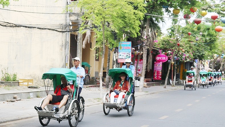 Du khách tham quan khu phố cổ Hội An, Quảng Nam, (Ảnh: Tấn Nguyên)