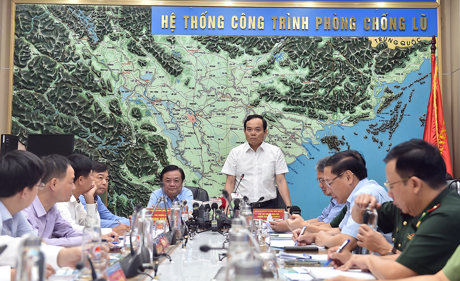 Phó Thủ tướng Chính phủ Trần Lưu Quang chủ trì cuộc họp trực tuyến với 27 địa phương từ Quảng Ninh đến Nghệ An về công tác ứng phó với cơn bão số 1 (tên quốc tế là Talim) - Ảnh: VGP/Hải Minh