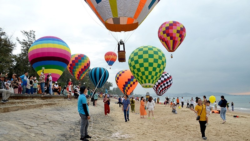 Ngày hội Khinh khí cầu tại bãi biển Đồi Dương, thành phố Phan Thiết, tỉnh Bình Thuận, hấp dẫn du khách. (Ảnh: Đình Châu)