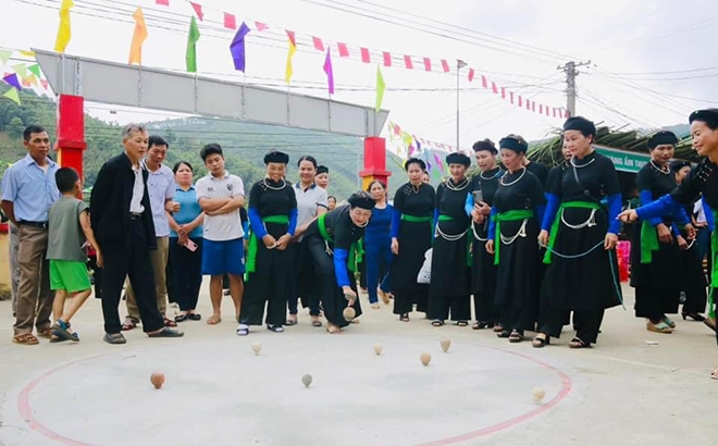Hoạt động đánh quay tại Ngày hội văn hóa dân tộc Tày, xã Đại Phác, huyện Văn Yên
