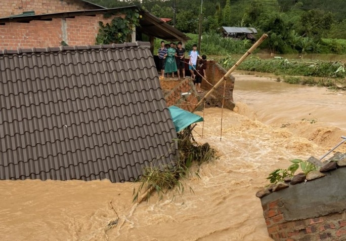 Do ảnh hưởng của bão số 1, mưa lớn đã gây thiệt hại nhiều tài sản của người dân