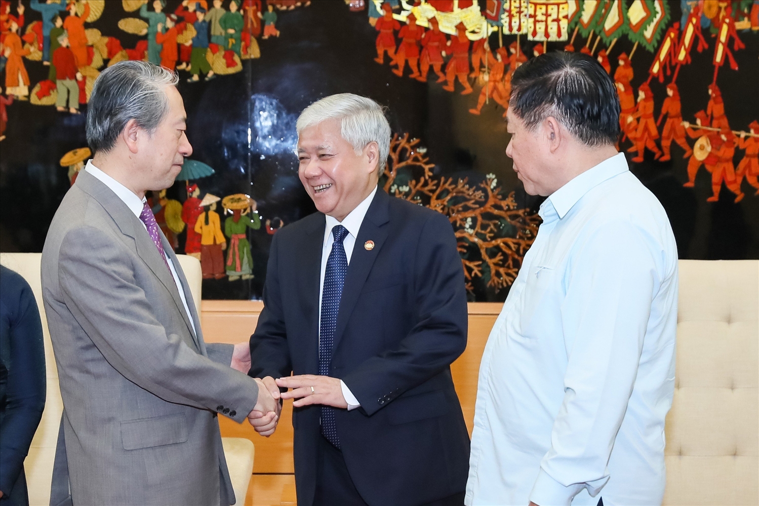 Bí thư Trung ương Đảng, Chủ tịch Uỷ ban Trung ương MTTQ Việt Nam Đỗ Văn Chiến, trao đổi với ông Hùng Ba, Đại sứ Trung Quốc tại Việt Nam
