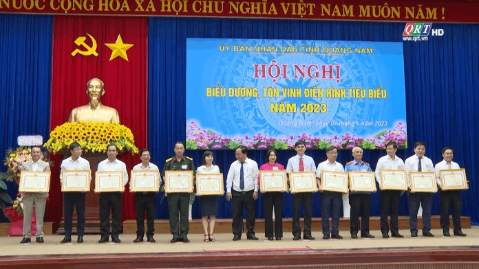 Lãnh đạo tỉnh Quảng Nam trao Bằng khen của Chủ tịch UBND tỉnh cho Ban Dân tộc tỉnh và các tập thể điển hình tại Hội nghị tuyên dương, tôn vinh các tập thể, cá nhân điển hình tiêu biểu năm 2022 (tháng 6/2023). 