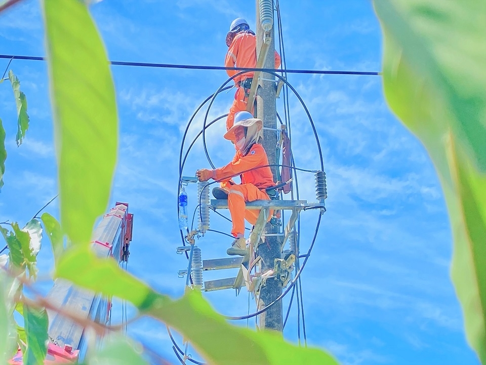 Công nhân Điện lực thành phố Hà Tĩnh tăng cường sửa chữa, thay thế thiết bị đảm bảo cung ứng điện an toàn, liên tục, ổn định