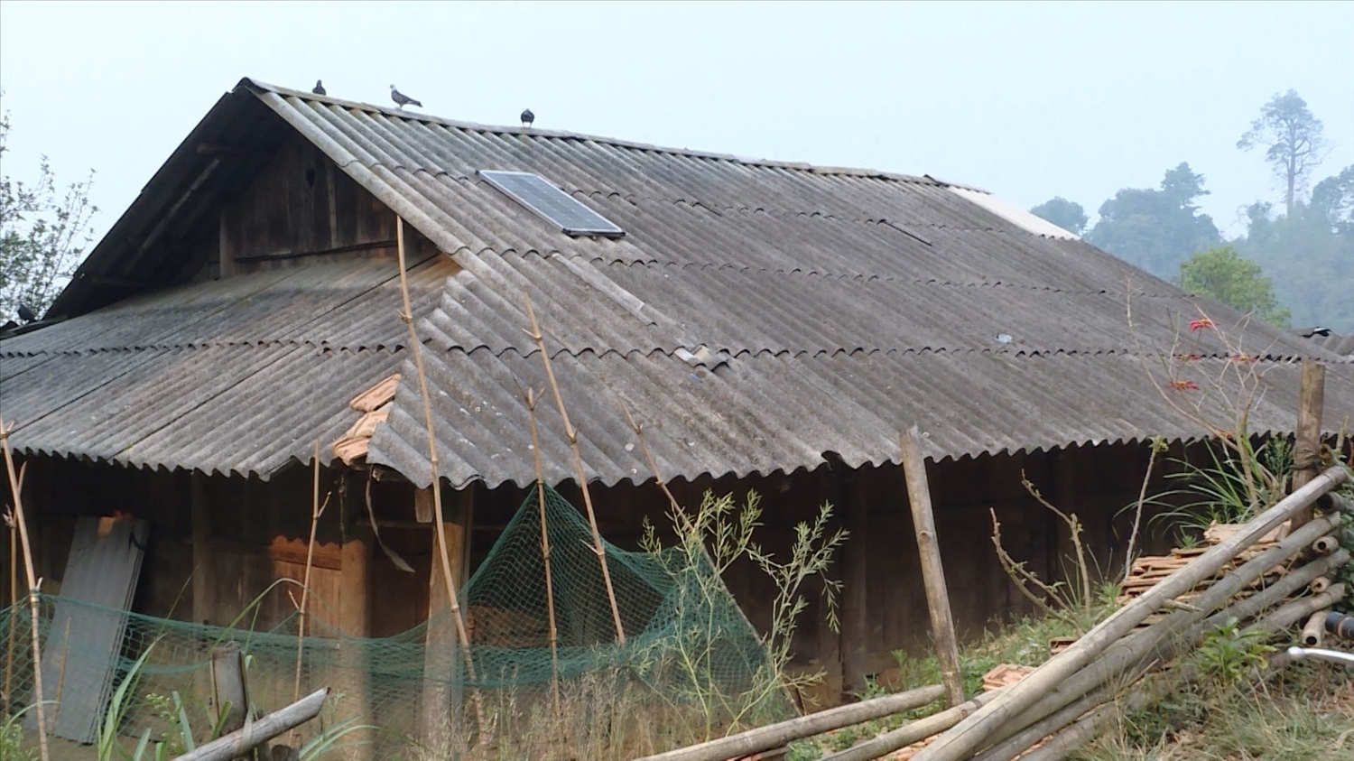 Người dân bản Tào La, xã Tìa Dình, huyện Điện Biên Đông, tỉnh Điện Biên lắp đặt tấm năng lượng mặt trời