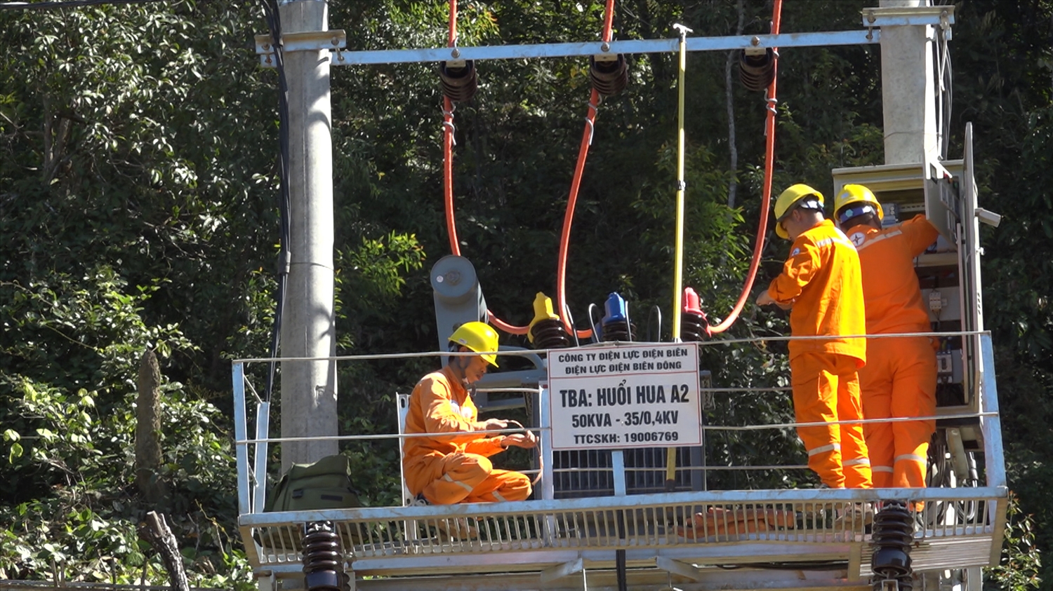 Công nhân Điện lực huyện Điện Biên Đông kiểm tra định kỳ trạm biến áp Huổi Hua A2, xã Keo Lôm