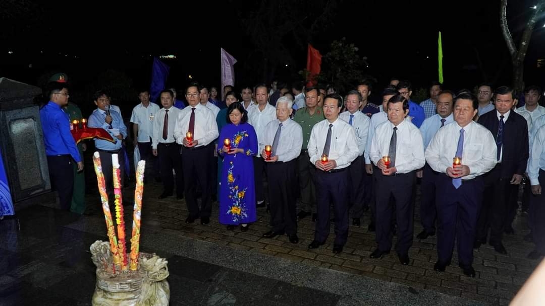 Chủ tịch nước Võ Văn Thưởng cùng các đồng chí lãnh đạo, nguyên lãnh đạo Đảng, Nhà nước thắp nến tri ân, tưởng niệm tại điểm cầu Nghĩa trang liệt sĩ Hàng Dương 