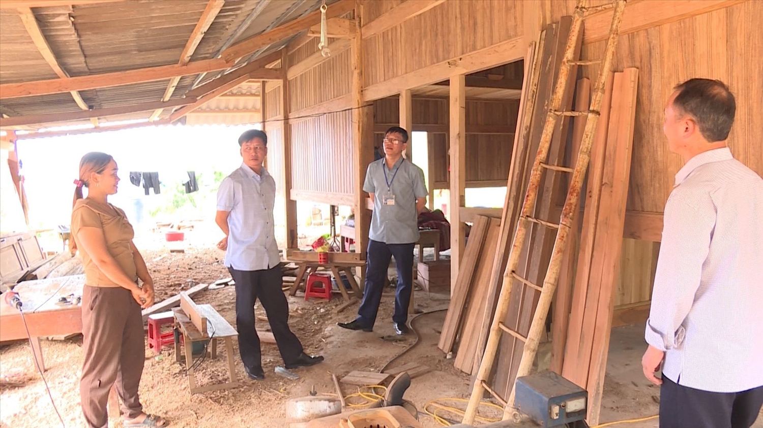Thành viên Ban Chỉ đạo Chương trình làm nhà cho hộ nghèo huyện Điện Biên Đông kiểm tra tiến độ làm nhà từ nguồn vốn hỗ trợ theo Chương trình MTQG giảm nghèo bền vững năm 2023 cho hộ nghèo bản bản Háng Trợ, xã Phì Nhừ