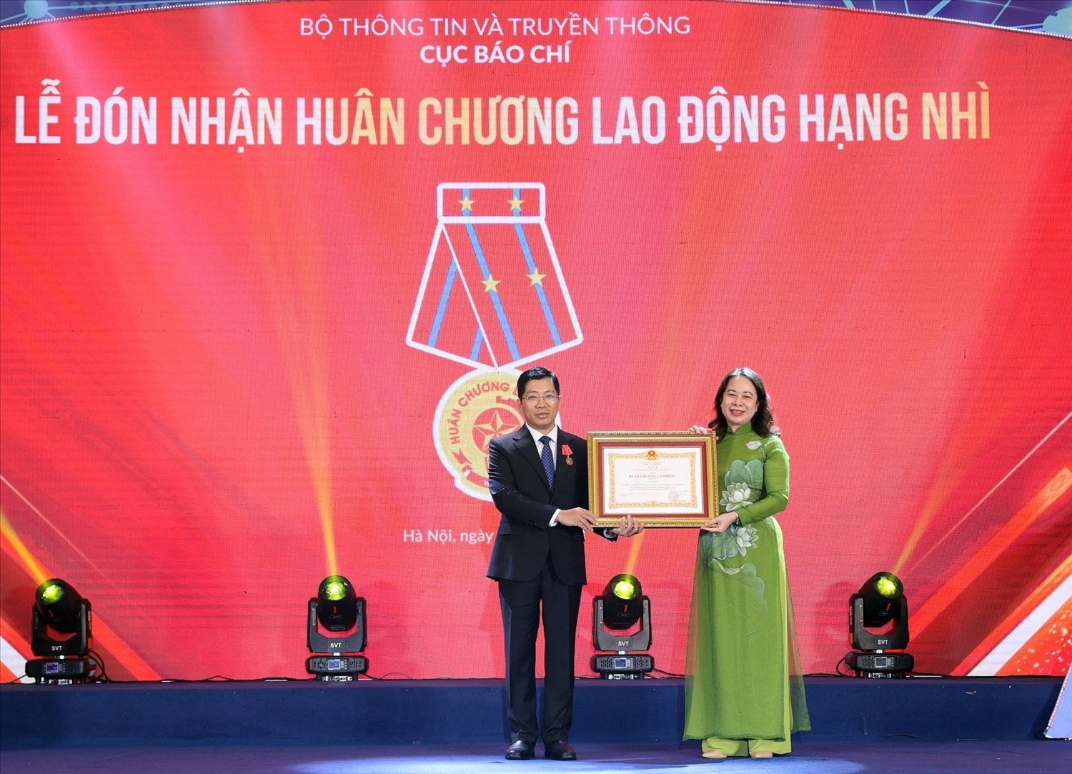 Phó Chủ tịch nước Võ Thị Ánh Xuân trao Huân chương Lao động hạng Ba cho ông Lưu Đình Phúc, Cục trưởng Cục Báo chí - Ảnh: VGP/HM