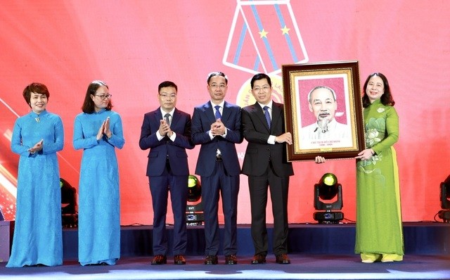 Phó chủ tịch nước Võ Thị Ánh Xuân tặng Cục Báo chí bức tranh chân dung của Chủ tịch Hồ Chí Minh