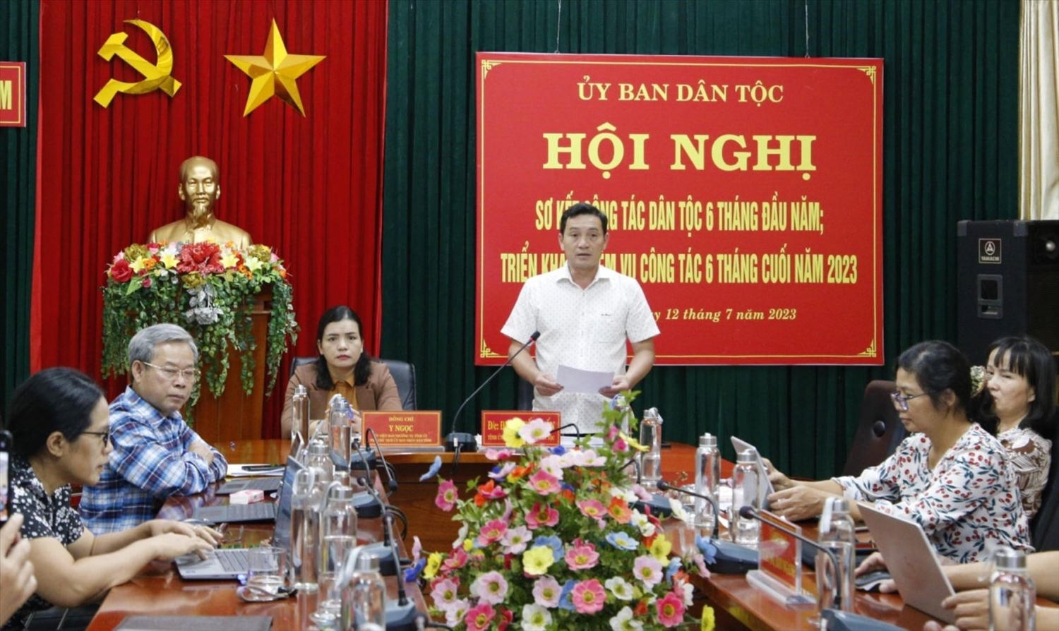 Ông Đinh Quốc Tuấn, Trưởng Ban Dân tộc tỉnh Kon Tum phát biểu tại Hội nghị trực tuyến toàn quốc sơ kết công tác dân tộc 6 tháng đầu năm và triển khai nhiệm vụ công tác 6 tháng cuối năm 2023 từ điểm cầu tỉnh Kon Tum