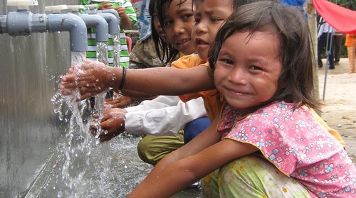 Hỗ trợ giá nước sạch đối với các hộ nghèo, gia đình chính sách tại Hà Nội. Ảnh minh họa