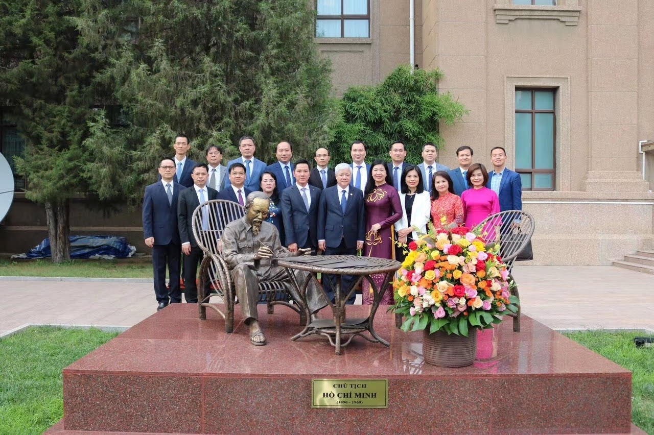 Đoàn đại biểu cấp cao Ủy ban Trung ương Mặt trận Tổ quốc Việt Nam thăm Đại sứ quán Việt Nam tại Trung Quốc
