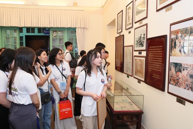 Các em học sinh tham dự Trại hè Việt Nam 2023 thăm Bảo tàng MTTQ Việt Nam (Ảnh Quang Vinh)