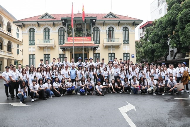 Phó Chủ tịch Uỷ ban Trung ương MTTQ Việt Nam Hoàng Công Thủy chụp ảnh lưu niệm cùng các em học sinh tham dự Trại hè Việt Nam 2023. (Ảnh Quang Vinh)