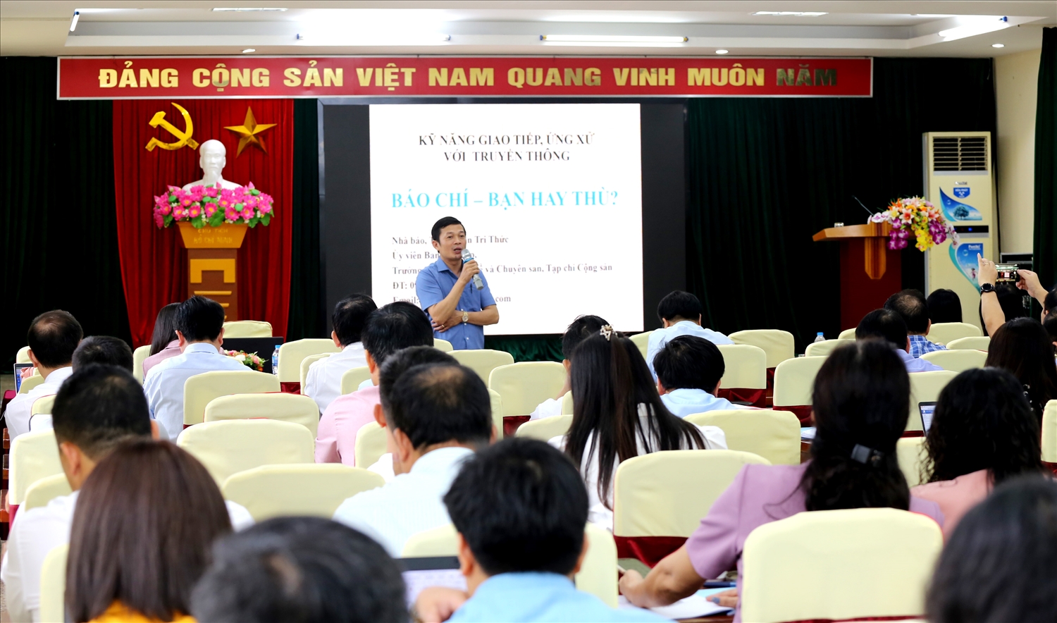 Nhà báo Nguyễn Tri Thức, Ủy viên Ban Biên tập, Trưởng ban Chuyên đề và Chuyên san, Tạp chí Cộng sản truyền đạt các chuyên đề trong hội nghị