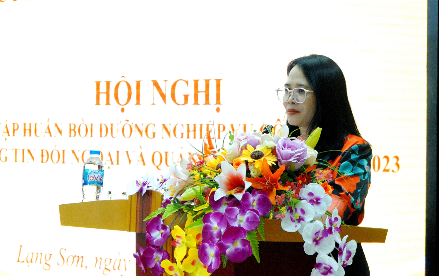 Bà Lê Hải Yến, Phó giám đốc Sở Thông tin và Truyền thông Lạng Sơn phát biểu tại hội nghị